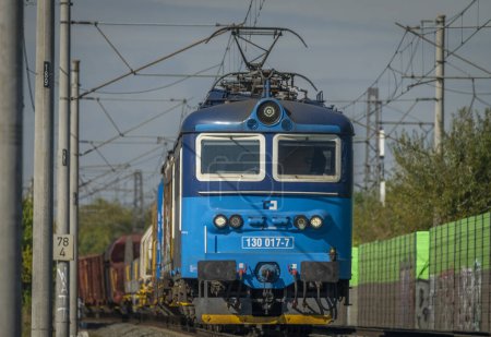 Téléchargez les photos : Trains électriques en automne chaud ensoleillé jour de couleur près de Stepanov CZ 10 07 2023 - en image libre de droit