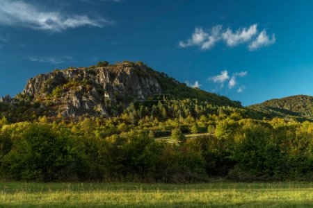 Foto de Prados y colinas en Strazovske colinas en otoño nublado día oscuro con colores verdes - Imagen libre de derechos