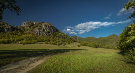 Foto de Prados y colinas en Strazovske colinas en otoño nublado día oscuro con colores verdes - Imagen libre de derechos