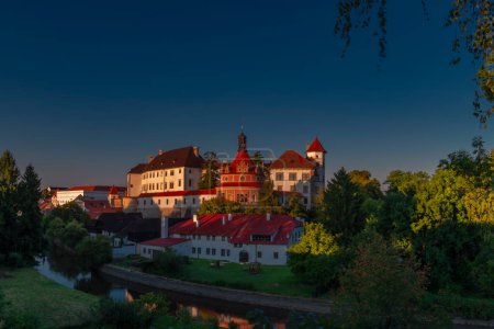 Téléchargez les photos : Centre historique de la ville dans le sud de la Bohême en automne Jindrichuv Hradec CZ 09 15 2023 - en image libre de droit