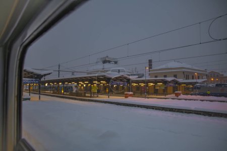 Téléchargez les photos : Plate-forme enneigée blanc profond dans la matinée givrée à Ceske Budejovice station CZ 02 12 2023 - en image libre de droit