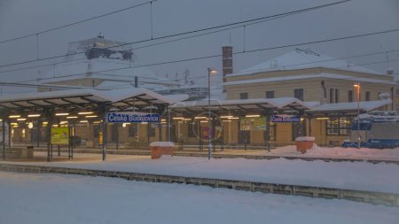 Téléchargez les photos : Plate-forme enneigée blanc profond dans la matinée givrée à Ceske Budejovice station CZ 02 12 2023 - en image libre de droit