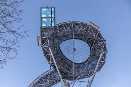 Foto de Skywalk torre de observación de madera en el frío cielo azul día en Swieradow Zdroj Polonia - Imagen libre de derechos