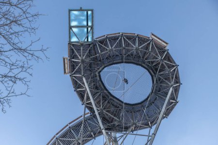 Foto de Skywalk torre de observación de madera en el frío cielo azul día en Swieradow Zdroj Polonia 12 16 2023 - Imagen libre de derechos