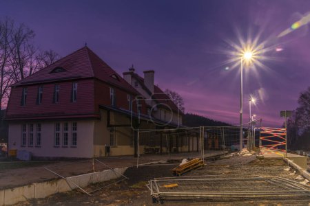 Foto de Color de invierno noche en la estación de tren en Swieradow Zdroj Polonia 12 16 2023 - Imagen libre de derechos