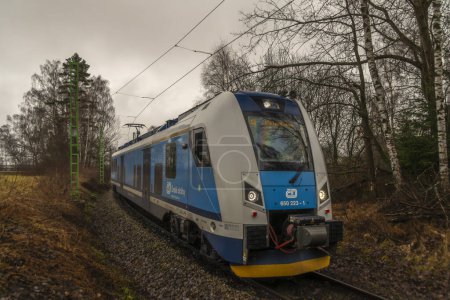 Foto de Moderno tren de nueva unidad eléctrica cerca de la frontera de Austria en Rybnik CZ 01 06 2024 - Imagen libre de derechos