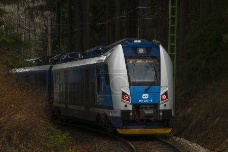 Téléchargez les photos : Nouveau train-bloc électrique moderne près de la frontière autrichienne à Rybnik CZ 01 06 2024 - en image libre de droit