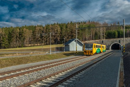 Foto de Trenes de pasajeros cerca de túnel de alta velocidad en parada de tren en Jesetice CZ 02 18 2024 - Imagen libre de derechos