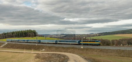 Foto de Trenes de pasajeros cerca de túnel de alta velocidad en parada de tren en Jesetice CZ 02 18 2024 - Imagen libre de derechos
