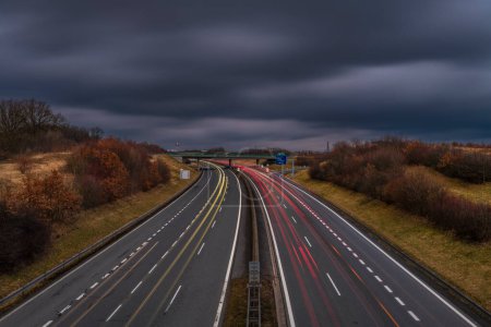 Autobahn bei Krusne mit nächtlichen Farblinien von Autos