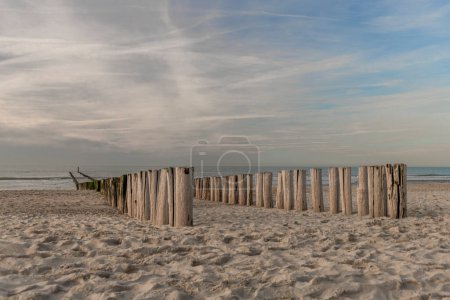 Playa cerca de la ciudad de Domburg en primavera mañana fresca con cielo de color nublado