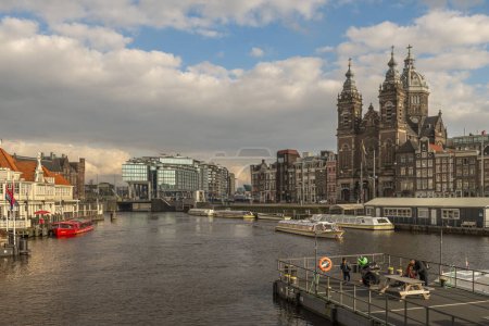 Téléchargez les photos : Centre de la capitale au printemps ensoleillé journée fraîche à Amsterdam Pays-Bas 03 06 2024 - en image libre de droit