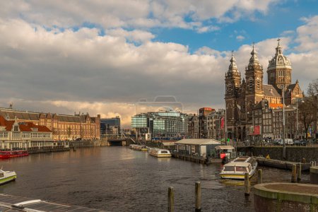 Téléchargez les photos : Centre de la capitale au printemps ensoleillé journée fraîche à Amsterdam Pays-Bas 03 06 2024 - en image libre de droit