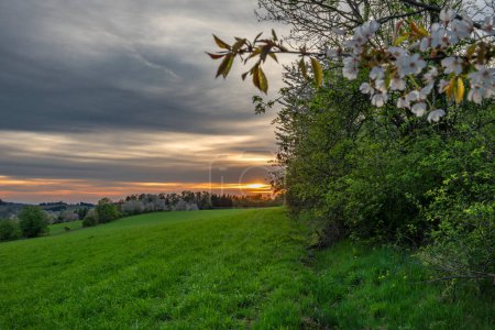 Abend in der Nähe von Roprachtice Dorf in bewölkten sonnigen Abend mit Sonnenuntergang