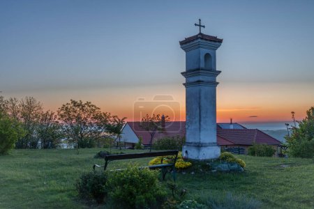 Téléchargez les photos : Vue pour beau crucifix le matin avec couleur verte fraîche à Klentnice CZ 04 26 2024 - en image libre de droit