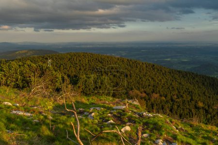 Téléchargez les photos : Vue depuis la colline de Jested sur un paysage frais printanier avec coucher de soleil dans le nord de la République tchèque - en image libre de droit
