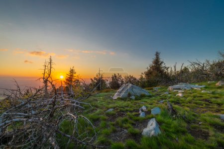 Téléchargez les photos : Vue depuis la colline de Jested sur un paysage frais printanier avec coucher de soleil dans le nord de la République tchèque - en image libre de droit