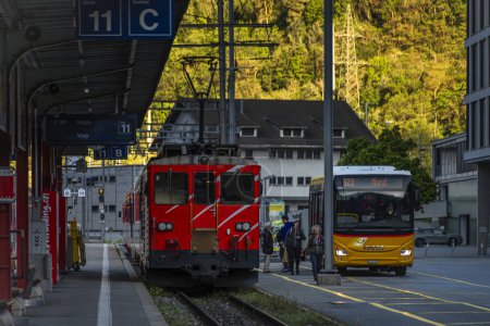 Foto de Estación principal en primavera fresca mañana soleada en Brig Suiza 05 09 2024 - Imagen libre de derechos