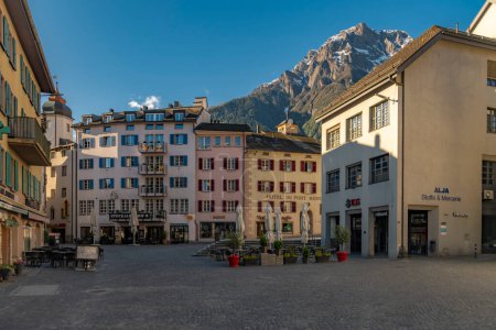 Foto de Casas modernas y antiguas en primavera soleada mañana en Brig Suiza 05 09 2024 - Imagen libre de derechos