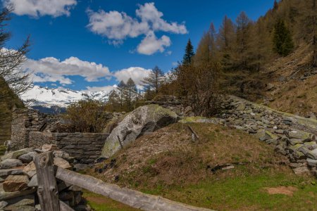 Foto de Antiguas casas de piedra en primavera día cielo azul en Taferna cerca de Simplonpass Suiza 05 09 2024 - Imagen libre de derechos