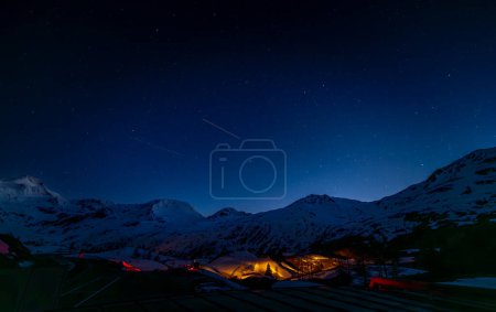 Foto de Vista desde el hotel de montaña en el cielo azul oscuro noche en Simplon Suiza 05 09 2024 - Imagen libre de derechos