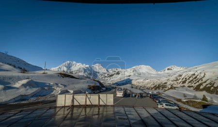 Foto de Vista desde el hotel en Simplonpass en primavera mañana soleada helada en Simplon Suiza 05 10 2024 - Imagen libre de derechos