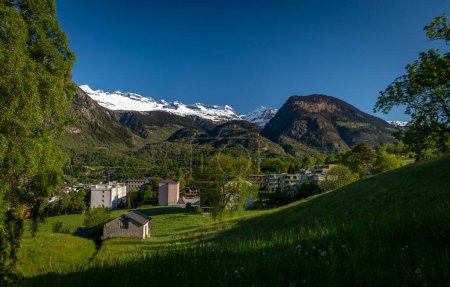 Maisons modernes et anciennes au printemps matin frais dans la vallée à Brig Suisse