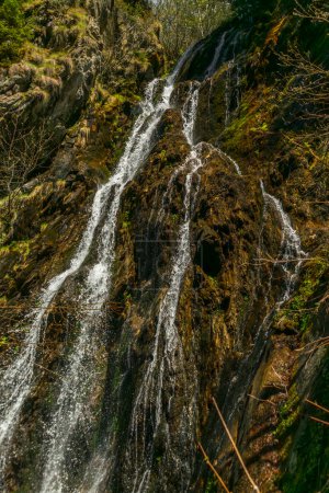 Quellbach unter dem Simplonpass mit Wasserfall an sonnigem schönen Tag