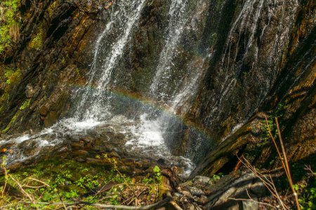 Quellbach unter dem Simplonpass mit Wasserfall an sonnigem schönen Tag