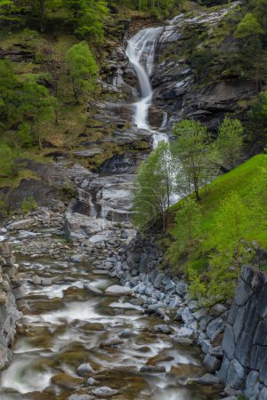 Wasserfall am Frühlingsabend im Tal des Flusses Diveria im kleinen Dorf Gondo