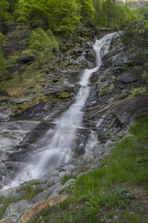Wasserfall am Frühlingsabend im Tal des Flusses Diveria im kleinen Dorf Gondo