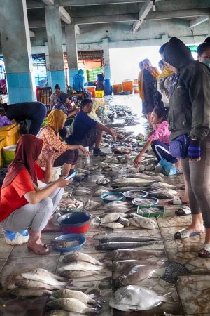 Téléchargez les photos : Vue de. Marché aux poissons traditionnel à Jepara, Java central, Indonésie. novembre 6, 2022 - en image libre de droit