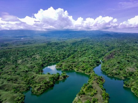 Téléchargez les photos : Vue aérienne de Bajul mati, réservoir ou barrage à Situbondo, Java oriental - Indonésie. - en image libre de droit