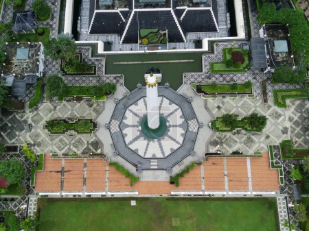 Téléchargez les photos : 20 novembre 2022. Vue aérienne de la ville de Surabaya avec le monument Tugu Pahlawan - en image libre de droit