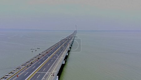 Téléchargez les photos : 21 novembre 2022. Vue aérienne du pont de Suramadu dans l'après-midi brumeux à Surabaya, Indonésie - en image libre de droit