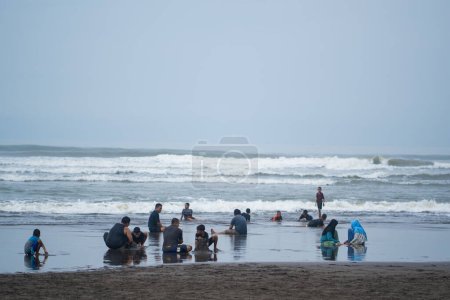 Téléchargez les photos : Yogyakarta, Indonésie. 27 janvier 2023. Activités humaines sur la plage de Prangtritis. Voyage et photographie de rue. - en image libre de droit
