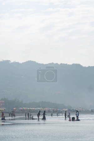 Téléchargez les photos : Yogyakarta, Indonésie. 27 janvier 2023. Activités humaines sur la plage de Prangtritis. Voyage et photographie de rue. - en image libre de droit