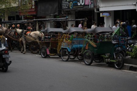 Téléchargez les photos : 28 janvier 2023. Chariots traditionnels ou Andong autour de Malioboro, Yogyakarta. Indonésie. Photographie de rue. - en image libre de droit