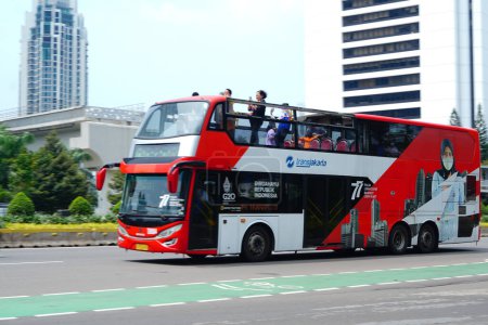 Foto de 20 de abril de 2023. Trans Yakarta Double Decker Bus para los turistas a mirar alrededor de la ciudad central de forma gratuita. Fotografía de calle. - Imagen libre de derechos