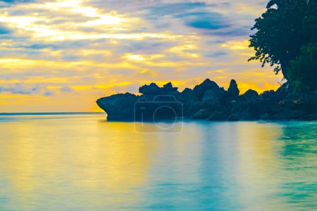 Téléchargez les photos : Paysage de plage avec formation de rochers au lever du soleil sur la plage de Sumurtiga, Sabang, Aceh, Indonésie. Photographie longue exposition. - en image libre de droit