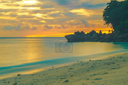 Téléchargez les photos : Paysage de plage avec formation de rochers au lever du soleil sur la plage de Sumurtiga, Sabang, Aceh, Indonésie. Photographie longue exposition. - en image libre de droit