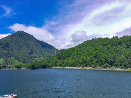Téléchargez les photos : Vue aérienne de Telaga Sarangan ou du lac Sarangan, Magetan, Java oriental, Indonésie. Images de drones. - en image libre de droit