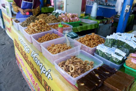 Foto de 1 de junio de 2023. Camarones crujientes, cangrejos crujientes y pescado frito vendidos en puestos de comida en la playa de Glagah en Kulonprogo, Indonesia. Fotografía callejera. - Imagen libre de derechos