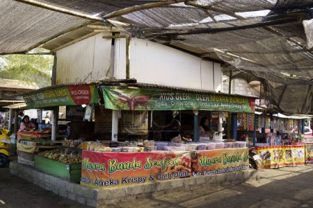 Téléchargez les photos : 1er juin 2023. Crevettes croustillantes, crabes croustillants et poissons frits vendus dans les stands de nourriture à la plage Glagah à Kulonprogo, Indonésie. Photographie de rue. - en image libre de droit