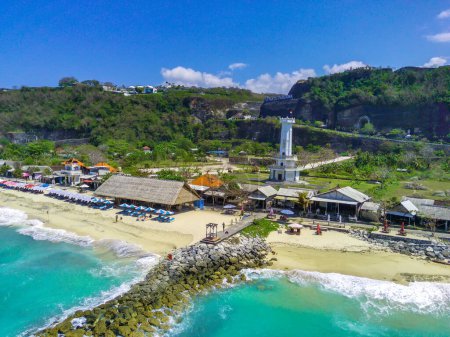 Téléchargez les photos : La vue aérienne de la plage Pandawa à Bali est à couper le souffle, avec ses rivages sablonneux blancs, ses magnifiques falaises calcaires et son ciel bleu brillant. Images aériennes par drone. - en image libre de droit