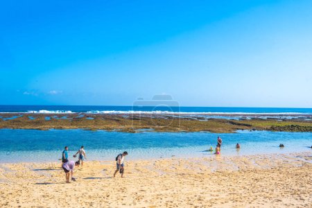 Téléchargez les photos : 1er septembre 2023. Bali, Indonésie. Les activités des gens à Melasti Beach, Bali dans la soirée, avec son sable blanc, sa mer bleue et son ciel bleu. Nature et peopla Photographie. - en image libre de droit