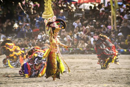 Téléchargez les photos : 16 septembre 2023. Banyuwangi, Java oriental, Indonésie. Gandrung Sewu est une performance spectaculaire de danse de masse de la danse traditionnelle de Gandrung. Des milliers de danseurs vêtus de costumes colorés. - en image libre de droit