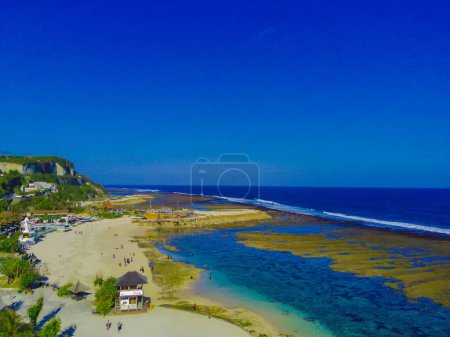 Téléchargez les photos : Melasti Beach, Bali est un paradis tropical. La plage de sable blanc est nichée entre deux falaises imposantes, et les eaux turquoise sont cristallines. - en image libre de droit