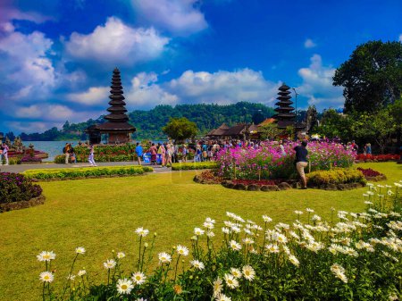 Foto de 29 de agosto de 2023. Bali, Indonesia. Un grupo de personas de todas las edades y orígenes se unen frente al templo de Ulundanu, sonriendo y riendo. - Imagen libre de derechos