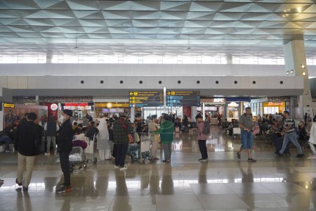 Téléchargez les photos : 16 décembre 2023. Jakarta, Indonésie. Situation à l'intérieur du terminal trois de l'aéroport de Soekarno Hatta neuf jours avant le jour de Noël. - en image libre de droit